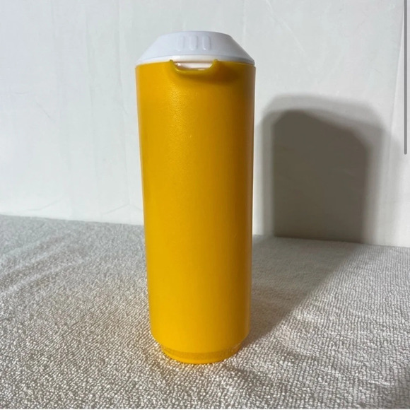 Vintage Rubbermaid Yellow Handleless Pitcher With Lid - Picture 2 of 13